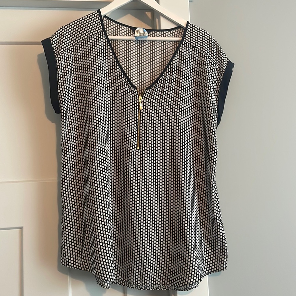 Express black and white pattern blouse.  Size L.  Gold zipper.